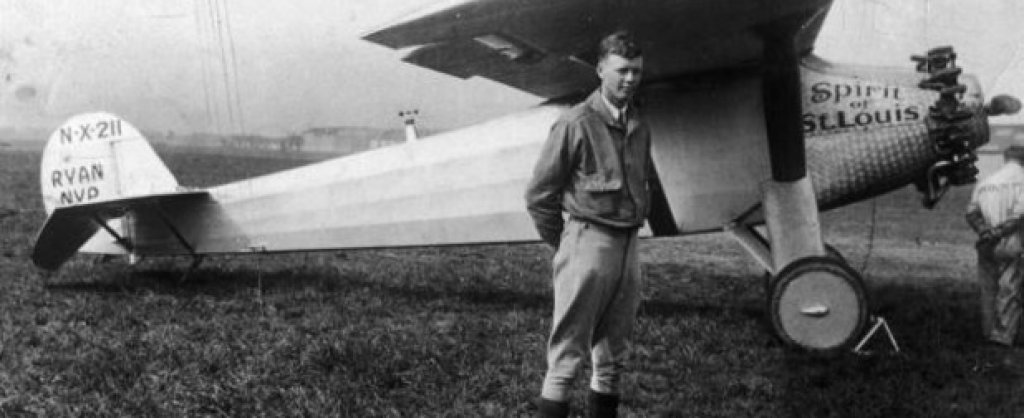 Чарлз Линдберг е първият човек, прелетял Атлантика

Съвременниците са го смятали за суперзвезда, а и до днес той си остава легенда: все още името на Чарлз Линдберг се споменава, когато стане дума за първия полет над Атлантическия океан. През 1927 г. той тръгва със своя "Spirit of St. Louis" от Ню Йорк и след малко повече от 33 часа каца в Париж. 

Всъщност американецът Линдберг съвсем не е първият човек, който успява да преодолее океана с еднократен непрекъснат полет. Това постижение принадлежи на двама британци. 

Още през юни 1919 г. (т.е. осем години преди Линдберг) пилотът Джон Алкок и навигаторът Артър Уитън прелитат със своя биплан между Нюфаундленд и Ирландия. Тогава обаче никой не обръща внимание на постижението им. 

По-късният полет на Линдберг, за сметка на това, получава широко медийно покритие и световна известност. Когато каца в Париж, го посреща въодушевена тълпа от хора, а в Ню Йорк е организиран парад с конфети в негова чест. 

Презокеанското пътешествие на Линдберг го превръща в национален герой на САЩ. 

Във всеки случай постижението му е забележително - за разлика от предшествениците си той успява да изпълни полета си сам, при това увеличава дистанцията с 6000 километра в сравнение от Алкок и Уитън. 
