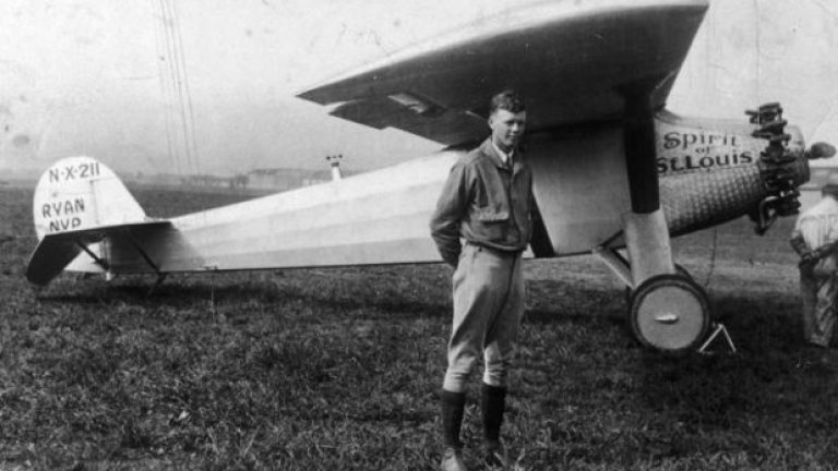 Чарлз Линдберг е първият човек, прелетял Атлантика
Съвременниците са го смятали за суперзвезда, а и до днес той си остава легенда: все още името на Чарлз Линдберг се споменава, когато стане дума за първия полет над Атлантическия океан. През 1927 г. той тръгва със своя "Spirit of St. Louis" от Ню Йорк и след малко повече от 33 часа каца в Париж. 
Всъщност американецът Линдберг съвсем не е първият човек, който успява да преодолее океана с еднократен непрекъснат полет. Това постижение принадлежи на двама британци. 
Още през юни 1919 г. (т.е. осем години преди Линдберг) пилотът Джон Алкок и навигаторът Артър Уитън прелитат със своя биплан между Нюфаундленд и Ирландия. Тогава обаче никой не обръща внимание на постижението им. 
По-късният полет на Линдберг, за сметка на това, получава широко медийно покритие и световна известност. Когато каца в Париж, го посреща въодушевена тълпа от хора, а в Ню Йорк е организиран парад с конфети в негова чест. 
Презокеанското пътешествие на Линдберг го превръща в национален герой на САЩ. 
Във всеки случай постижението му е забележително - за разлика от предшествениците си той успява да изпълни полета си сам, при това увеличава дистанцията с 6000 километра в сравнение от Алкок и Уитън.