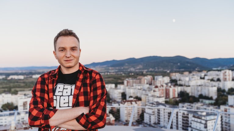 Никола Константинов и неговият път в музиката - от сцената на един от риалити форматите до това да записва собствени парчета.