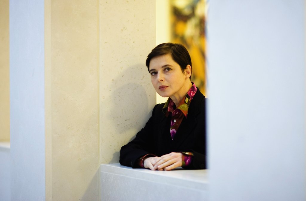 Изабела Роселини не харесва съвършенството. Не иска да бъде вечно млада, затова не се подлага на пластична хирургия. Харесва годините си и себе си. Приема животът типично по шведски ‒ с достойнство и без да мрънка ‒ а видът й е на зряла италианка ‒ знае к