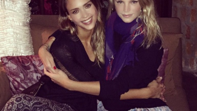 Джесика Алба прекарва празниците в компанията на бившия модел Кели Сойър в Лос Анджелис.