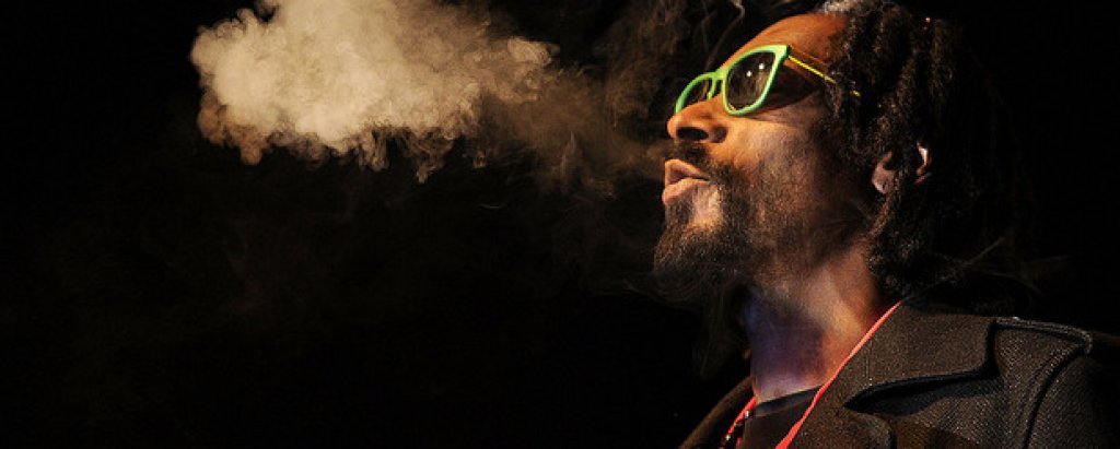 Снуп Дог и "марихуана" вървят ръка за ръка от началото на кариерата на хип-хоп легендата. През 2013-та заявява, че пуши по 80 свити цигари с трева на ден. Звучи леко пресилено, но ако следите профила му в Instagram, няма да сте изненадани...