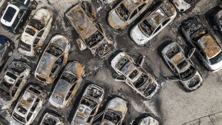Изпепелени автомобили в Кеноша.