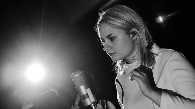 Холи "Lapsley" Флетчър е 18-годишна, завършила Института по сценични изкуства в Ливърпул, номинирана за BBC Sound Of 2015, подписала е с XL Records и прави завладяващи електронни балади.