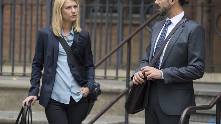 "Вътрешна сигурност"/ "Homeland" 
Клеър Денис играе агенът от ЦРУ Кери Матисън, която разследва терористите от Ал-Кайда. Една от основните цели на Матисън е да докаже, че завърналият се от Ирак ветеран и обявен за герой Никълъс Броуди всъщност е вербуван терорист. Догодина очакваме седмия сезон на сериала.