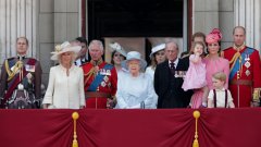 Настроението в страната е мрачно, но Великобритания се изправя решително пред нещастията, каза кралица Елизабет Втора