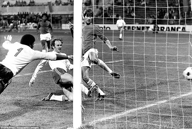 Още една разгромна победа на световно първенство е тази на Полши със 7:0 над Хаити през 1974-а. Гжегож Лато се разписва на два пъти на Олимпийския стадион в Мюнхен, след което печели голмайсторския приз със 7 попадения, а поляците завършват на трета позиция
