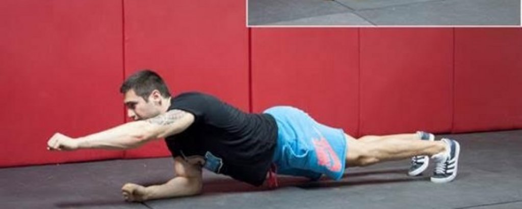 12. Планк с вдигане на ръка (Plank with Arm Raise) 
Начин на изпълнение:  Застанете на колене и лакти на пода. Поставете лактите под раменните стави и опънете двата крака. Опорните точки следва да бъдат: пръсти на краката и лакти на ръцете. Опънете тялото така, че да усещате напрежение в коремната мускулатура, но не и в гръбнака. Между раменете, тазобедрената става и пръстите на краката следва да има визуална права линия. Повдигнете лявата ръка напред и задръжте за 1-3 секунди, след това върнете в начална позиция и повторете същото движения с дясната ръка. 
Направете го по-трудно:  Използвайте допълнителна тежест, разположена в долната част на кръста. Задръжте в крайна позиция вместо 1-3 секунди, 4-5 секунди и върнете бавно в начална позиция. Не спускайте таза под линията на диагоналния баланс, в противен случай ще натоварите извънредно гръбначните прешлени. Комбинирайте с друго упражнение за корем в супер серия. 
Направете го по-лесно: Изберете друг вариант на упражнението планк.