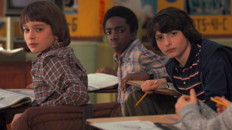 "Stranger Things 2" дава на младите си главни герои нещо не по-малко страшно от алтернативното измерение - ново момиче в живота им.