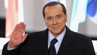 Силвио Берлускони
Нямаше как да не започнем с бившия премиер на Италия, защото той е самото олицетворение на сексуалния хищник в политиката. Става въпрос за човекът, въвел “термина” бунга-бунга в италианската политическа реторика. За него няма табута - грандиозни секс партита в дома му, брутални сексистки коментари в публичното пространство, отношения с непълнолетни проститутки  - изберете си. За последното даже без малко не влиза в затвора.
Най-интересното е, че той макар и да отрича някои от скандалните обвинения към себе си, винаги е парадирал със сексуалността и мъжеството си - според него това са основните качества, които явно трябва да притежава един политик. И това без съмнение му вършеше добра работа, за да вдига… рейтинга си.