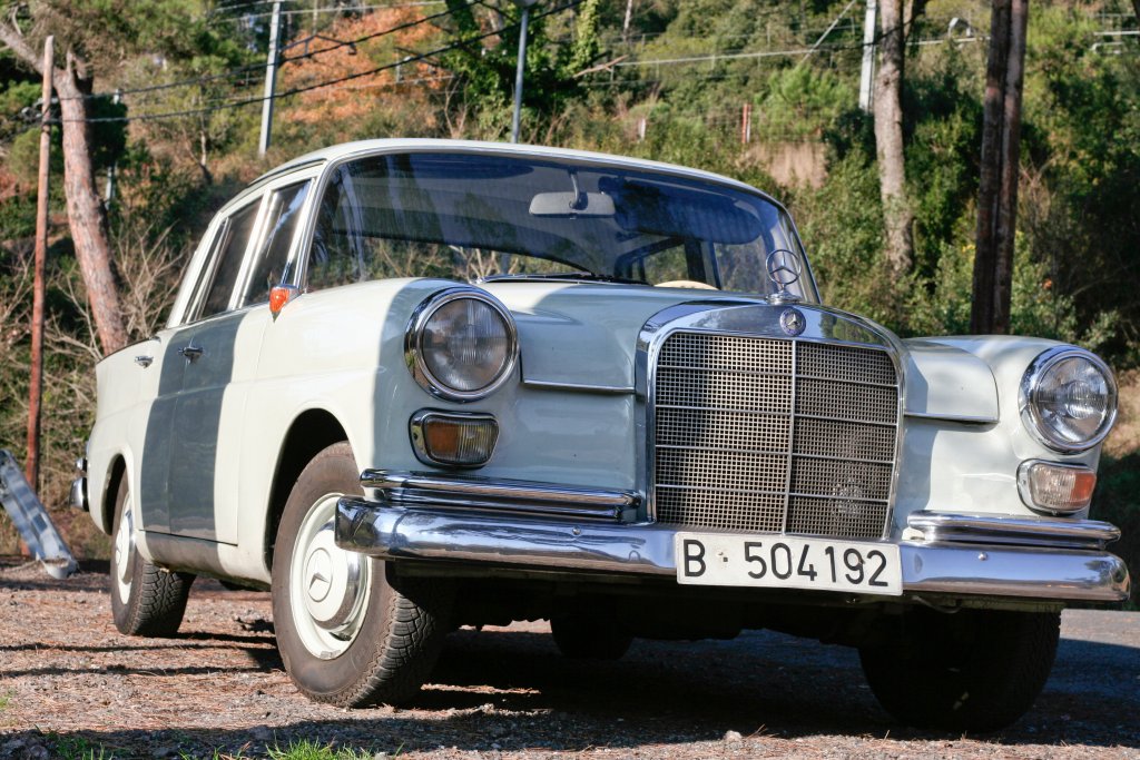 Mercedes-Benz W100
Mercedes-Benz W100 дебютира през 1966 г., когато безопасността в автомобилостроенето придобива значение. По това време по пътищата на Европа вече са се случили множество инциденти с ранени и загинали и автопроизводителите се ангажират с това да направят колите по-безопасни. Затова инженерите влагат в този модел по-меки части на ключови места в автомобила. Двигателят на W100 е изключително здрав: от т.нар. милионници.