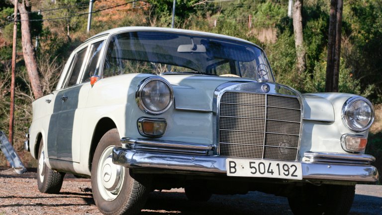 Mercedes-Benz W100
Mercedes-Benz W100 дебютира през 1966 г., когато безопасността в автомобилостроенето придобива значение. По това време по пътищата на Европа вече са се случили множество инциденти с ранени и загинали и автопроизводителите се ангажират с това да направят колите по-безопасни. Затова инженерите влагат в този модел по-меки части на ключови места в автомобила. Двигателят на W100 е изключително здрав: от т.нар. милионници.
