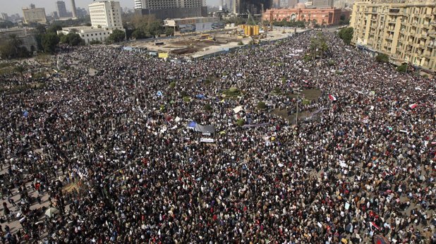 По време на Арабската пролет в Кайро протестираха около 2 милиона египтяни. Местните власти не крият, че населението нараства с неудържими темпове и направиха няколко опита да решат проблема, но се оказа, че построяването на нови квартали не означава автоматично, че хората ще се преместят там