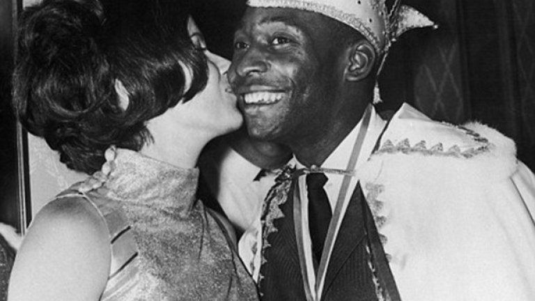Защо носи корона този човек? Това е Краля Пеле, облечен подобаващо на своя псевдоним, и получаващ целувка от съпругата си по време на прием в Мюнхен през 1968 г. Всъщност Пеле е обявен за Крал на футбола от медиите и феновете 2 години по-късно, след световното в Мексико.
