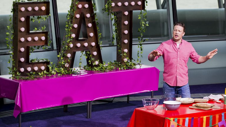 Можем ли да "рециклираме" яденето? Докато нашите готвачи бърчат вежди по кулинарни телевизионни студия и пропагандират "еко" и "био", при което един домат струва 10 лева, готвачи като Джейми Оливър не се притесняват да показват как се оползотворява вчерашната вечеря...