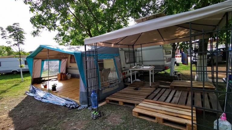 Така например тази тента 3х3 метра изглежда много голяма спрямо 2.5х4 метра подиума пред караваната. По-важната за мен функция на тази камера обаче е използването й за правенето на чудесни макро кадри.