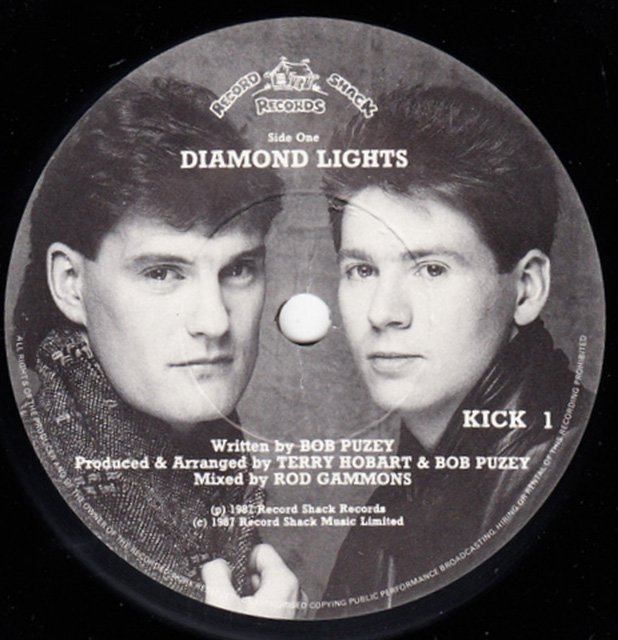 Тези две рок звезди влудяваха трибуните на "Уайт Харт Лейн" с екипа на Тотнъм, а когато това им се стори недостатъчно, Глен Ходъл и Крис Уодъл записаха хитовия "Diamond lights" през 1987 г. Звученето е малко странно, смесват се кокни говорът на Глен с джорди северното звучене на Уодъл...
