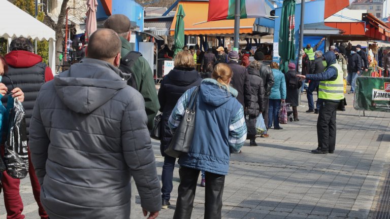 Затяга се контрола върху носенето на маски