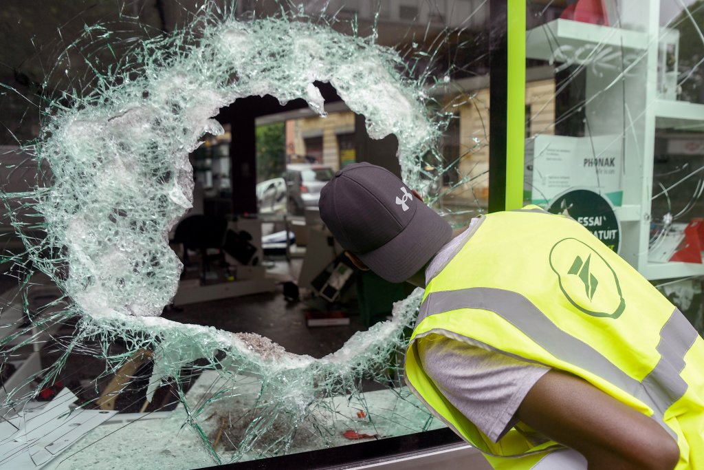 Хиляди разграбени магазини и банки: Колко ще струват безредиците на френската икономика (снимки)