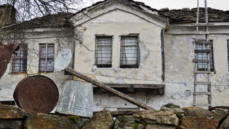 Въпреки че голяма част от най-старите къщи в селото отдавна са изоставени, те продължават да водят неравна борба с времето.