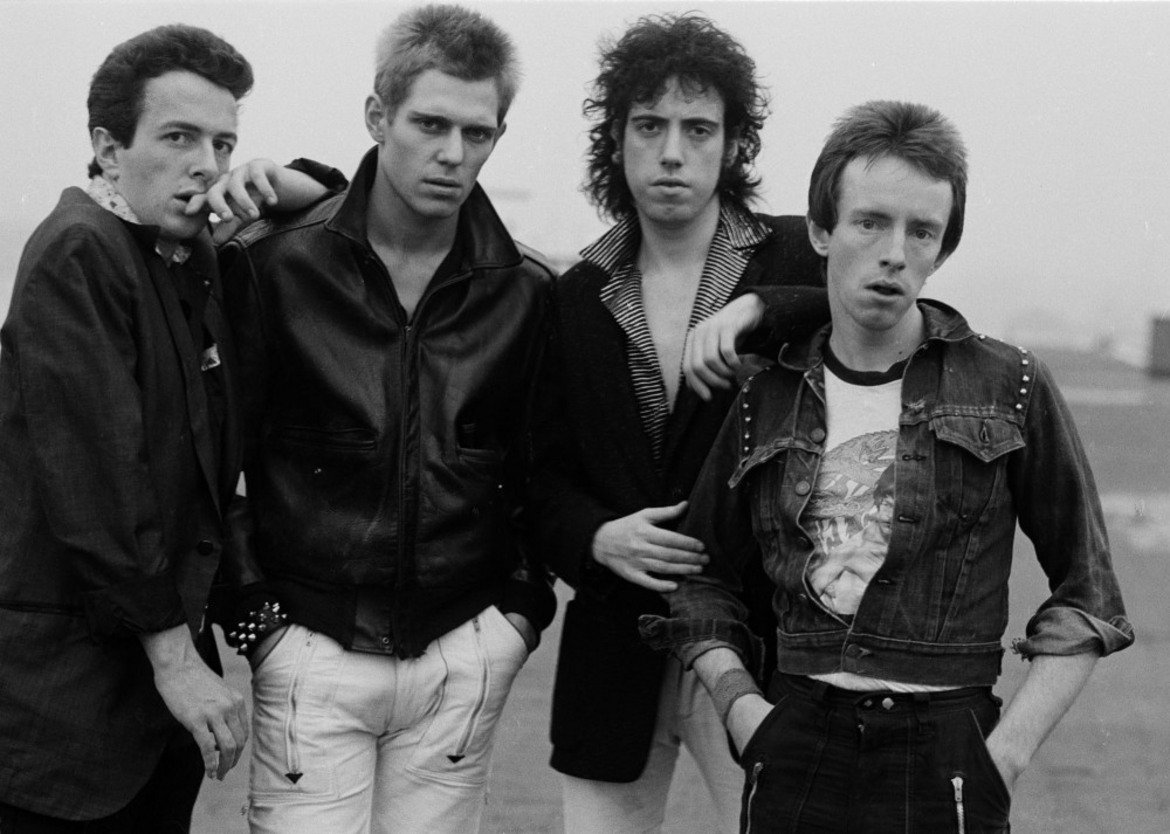 The Clash - Should I Stay Or Should I Go
Още преди доста време, докато британските депутати се лутаха в гласуванията си около това колко не им харесва постигнатата сделка с Брюксел, се появи шегата, че парчето на The Clash е перфектно за нов химн на Обединеното кралство. Идеално отразява тази нерешителност между искреното желание да се махнат от ЕС и страха от това, което ще последва. Затова (а и защото обожаваме The Clash) Should I Stay Or Should I Go заслужава да е откриващото парче за този плейлист.