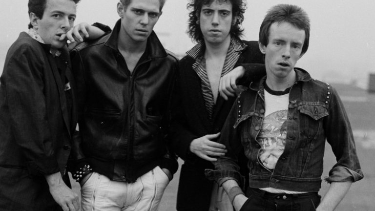 The Clash - I Fought The Law (оригинал Боби Фулър) 
Има причина The Clash да са една от най-великите банди в пънка. Енергията, която влагат в музиката си се предава на слушащите, създавайки специфична музикална симбиоза. А I Fought The Law не прави изключение. 