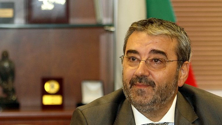 Председателят на ДКЕВР Ангел Семерджиев се опитва да сдържи исканото от "Булгаргаз" поскъпване на синьото гориво, но просто леко ще го смекчи