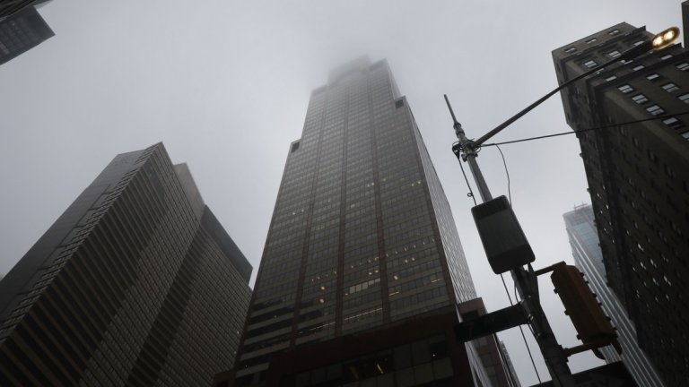 Разследват причините за разбиването на хеликоптер в небостъргач в Ню Йорк
