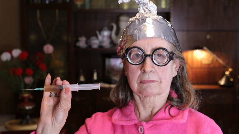 Изведнъж дойде "Законът Мангърски" и образуват опашки от желаещи да се ваксинират