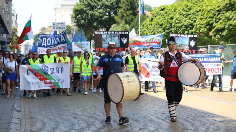 Стотици полицаи излязоха на протест в София заради ниските заплати в сектора