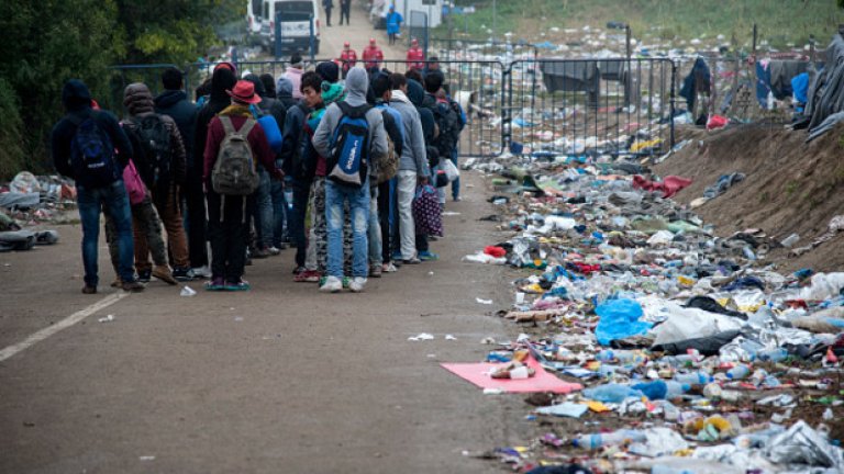След като Унгария затвори границата си в полунощ, Хърватия е принудена да пренасочва бежанските вълни към Словения