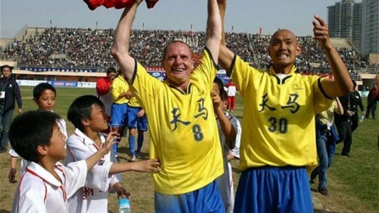 Пол Гаскойн като "футболист" в Китай. 