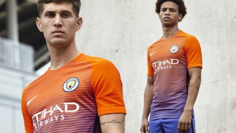 Джон Стоунс и Лирой Сане позираха с новия екип при представянето му