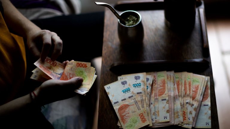Плащането обикновено е с банкноти от 1000 песо и изисква голямо броене.