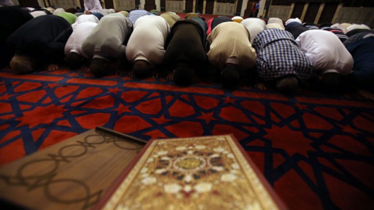 Празникът бележи краят на месеца на пости рамазан