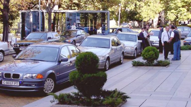 В 50 пъти по-мощна икономически държава като Германия 40 коли обслужват 622 депутати, в най-бедната членка на ЕС - България, 116 возят 240... При това 40-те коли в Германия са на фирма, където е изнесена услугата, и се ползват в много редки случаи