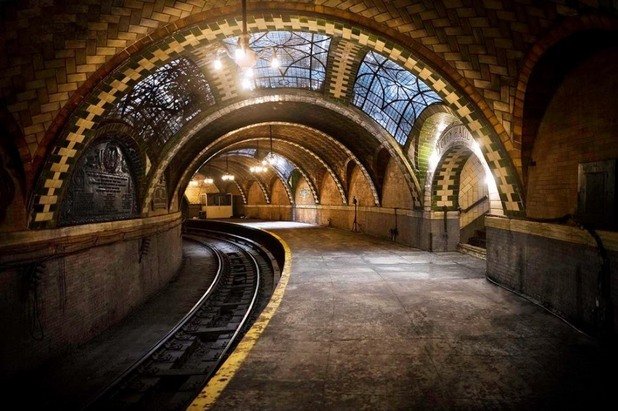 Станцията на метрото Сити Хол (City Hall Station) в Ню Йорк е построена през 1904 година и е затворена през 1945 година. Причината? Едва 600 души на ден са ползвали метрото от тази станция
