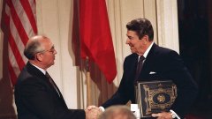Договорът за ликвидиране на ракетите със среден обсег на действие е подписан между Роналд Рейган и тогавашният президент на СССР Михаил Горбачов на 8 декемвти 1987-ма във Вашингтон