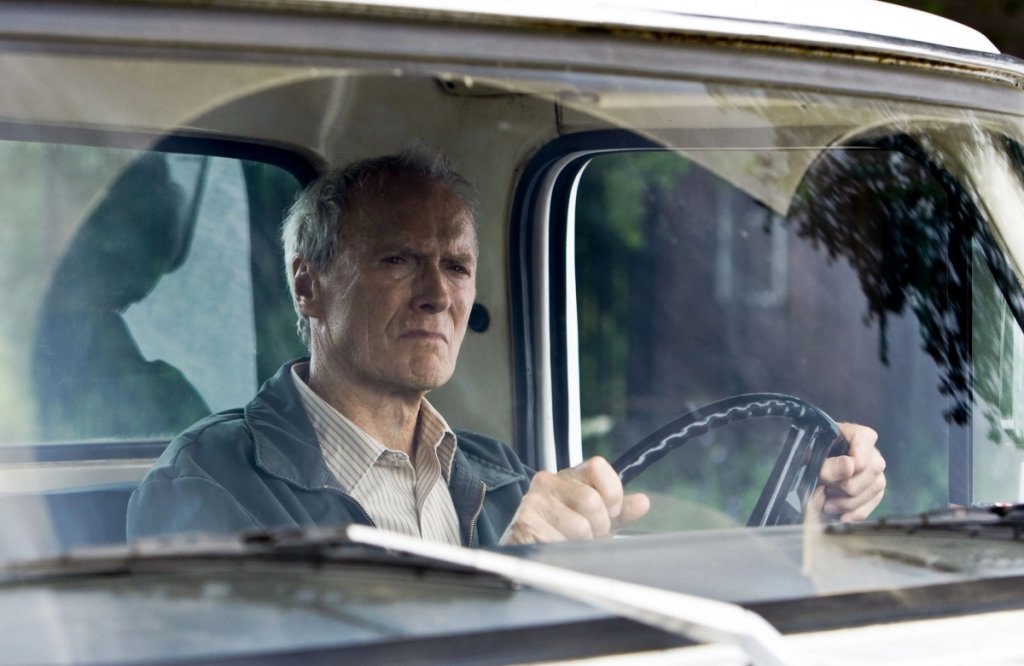 "Гран Торино" (Gran Torino)
Жанр: драма
Година: 2008
Великият Клинт Истууд режисира и играе главната роля в тази драма за различията, тяхното преодоляване и израстването ни като хора. Той е в ролята на Уолт Ковалски - ветеран от Корейската война и вдовец, който не се разбира добре с останалия свят. Кварталът му вече е пълен с бедни азиатски имигранти. Такива са и новите му съседи, а Уолт хваща синът им да се опитва да открадне най-ценната му вещ - Ford Gran Torino от '72-ра. 
Това е изпит за момчето, чийто братовчед иска да го вкара в бандата си. Уолт обаче застава между младия си съсед и бандата. Тези неочаквани проблеми помагат на инатливия американец да разбере една чужда култура и да стане по-добър човек. А неговата история, така добре разказана от Истууд, заслужава вниманието ви.