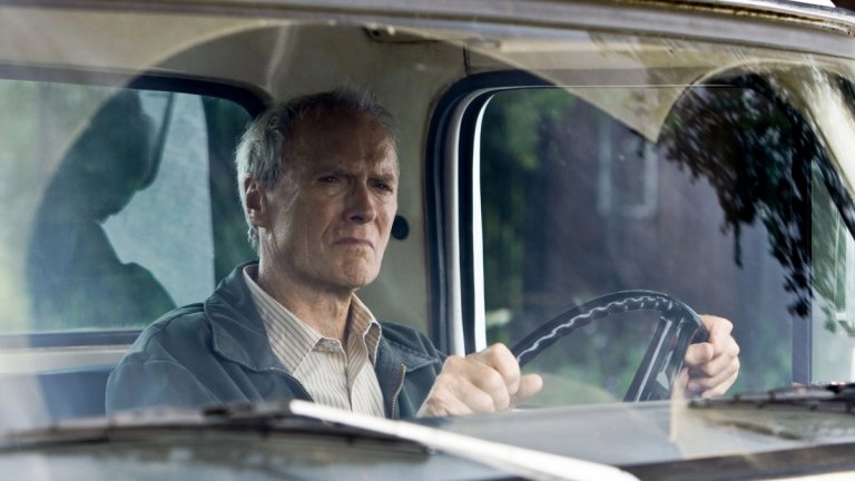 "Гран Торино" (Gran Torino)
Жанр: драма
Година: 2008
Великият Клинт Истууд режисира и играе главната роля в тази драма за различията, тяхното преодоляване и израстването ни като хора. Той е в ролята на Уолт Ковалски - ветеран от Корейската война и вдовец, който не се разбира добре с останалия свят. Кварталът му вече е пълен с бедни азиатски имигранти. Такива са и новите му съседи, а Уолт хваща синът им да се опитва да открадне най-ценната му вещ - Ford Gran Torino от '72-ра. 
Това е изпит за момчето, чийто братовчед иска да го вкара в бандата си. Уолт обаче застава между младия си съсед и бандата. Тези неочаквани проблеми помагат на инатливия американец да разбере една чужда култура и да стане по-добър човек. А неговата история, така добре разказана от Истууд, заслужава вниманието ви.
