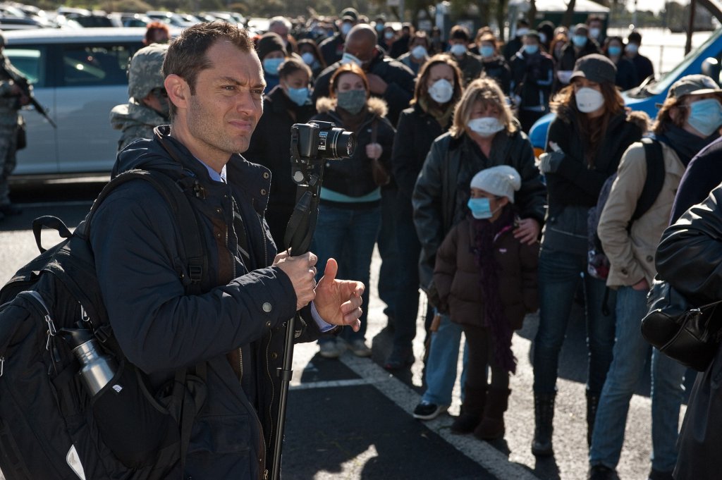 1. "Contagion" (2011)  
Преди "Side Effects" Лоу и Стивън Содърбърг работеха заедно върху "Contagion" - студен медицински трилър,  който ни показва колко бързо един вирус може да се разпространи по целия свят. Джъд играе отново с Деймън, както и  Гуи