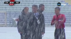 Снегът затрупа терена на стадион "Васил Левски" и Стефан Апостолов спря мача още в 12-ата минута