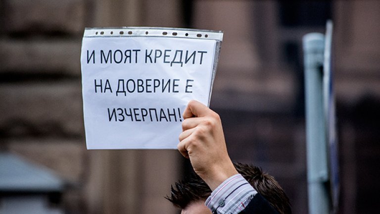 Граждани бият прасета