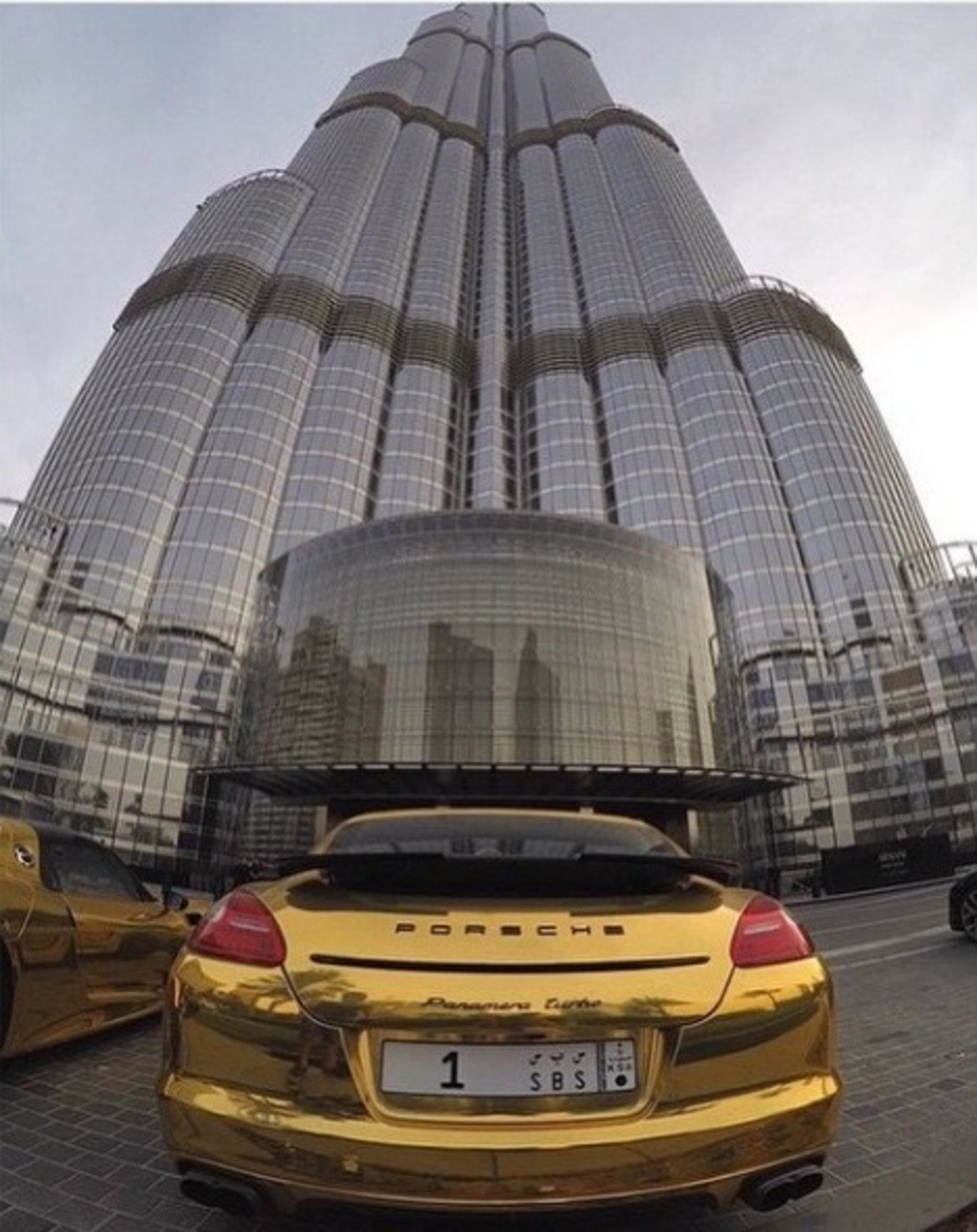 Скъпи коли, паркирани пред модерни сгради - нещо стандартно за Дубай