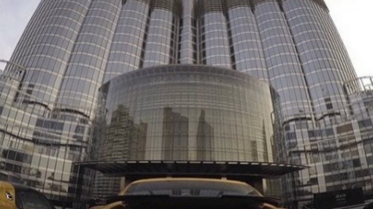 Скъпи коли, паркирани пред модерни сгради - нещо стандартно за Дубай