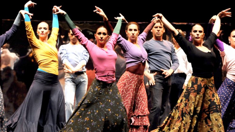 Въпреки векове на гонения, циганите са се влели в испанската масова култура — фламенко-танците и традиционното испанско облекло заимстват доста от общността... 