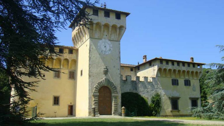 Входната порта към една от резиденцииите на италианската фамилия Медичи, Тоскана. Общо фамилията има 12 вили и два парка
