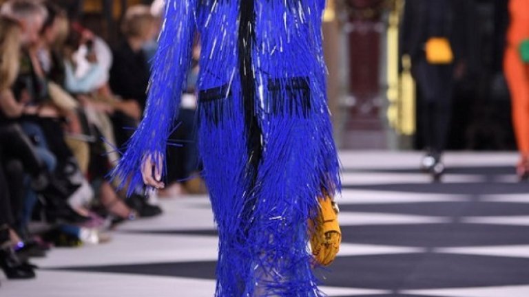 Можем спокойно да го избираме през пролетта и лятото, както и през останалите сезони, да се чувстваме модерни и да бъдем забелязвани. "Наситен и надежден син нюанс, на когото винаги можем да разчитаме", както казват от института Pantone.
Отново рокля на Balmain от Парижката седмица на модата в колекцията пролет/лято 2020.