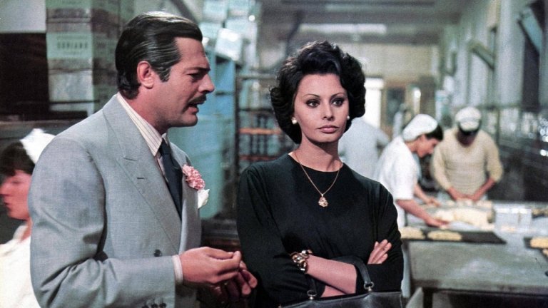 “Брак по италиански”
Италианската класика от 1964 г., номинирана за “Оскар” и “Златен глобус”, разказва за сладкаря Доминико (Марчело Мастрояни) и проститутката Филумена (София Лорен), които са влюбени, но изправени пред формалното обстоятелство, че Доминико вече има сключен брак. Филумена се опитва да го прилъже да се разведе и да се ожени за нея. Опитите му да анулира брака си обаче водят до низ от комични ситуации.