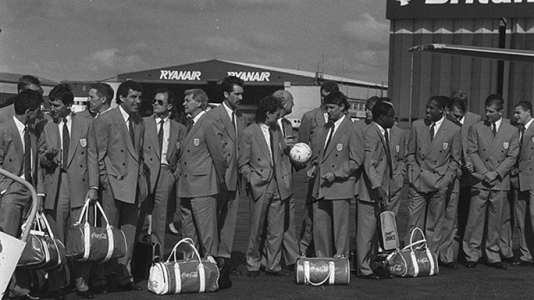 Англичаните на летище Лутън преди заминаването им за Италия през 1990-а